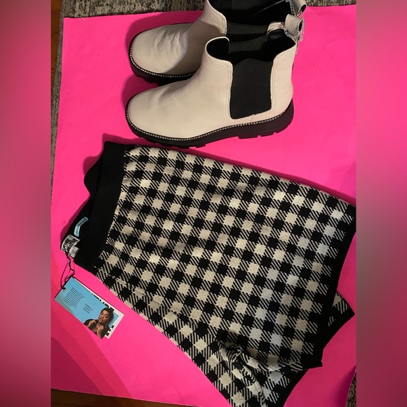 Chelsea Booties from Karl Lagerfeld Paris, White w/Rhinestones Trim Lug Sole NEW - Picture 11 of 11